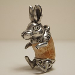 ウサギ　ハードメープル（木材）ピューター（金属）ペンダント、バッグチャーム、キーホルダー、 1枚目の画像