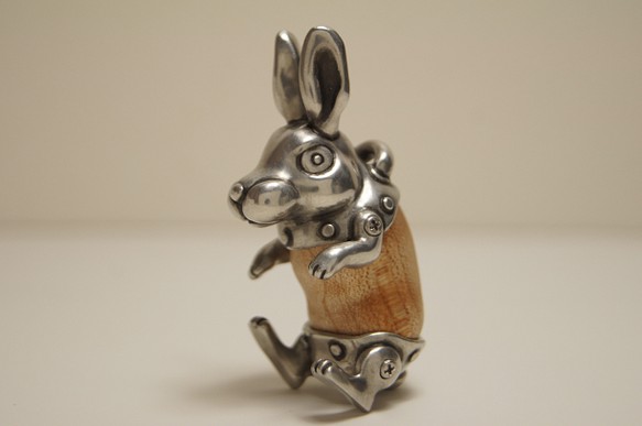 ウサギ　ハードメープル（木材）ピューター（金属）ペンダント、バッグチャーム、キーホルダー、 1枚目の画像