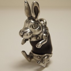 ウサギ　黒檀（木材）ピューター（金属）ペンダント、バッグチャーム、キーホルダー、 1枚目の画像