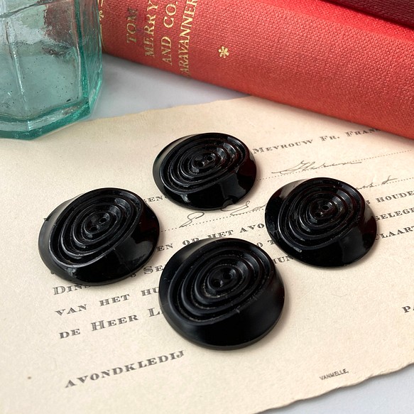 【送料無料】4個 1930s チェコ製 アンティーク ヴィンテージ 黒ガラスボタン 素材 [EY8453] 1枚目の画像