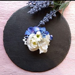 白のバラとブルーの紫陽花のミニコサージュ 1枚目の画像
