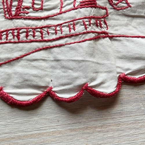 フランス アンティーク 棚飾り布 赤糸手縫刺繍 トリム スカラップ