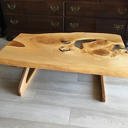 希少で、非常に面白い模様のジリコテ(木の種類)の小物テーブル(台座