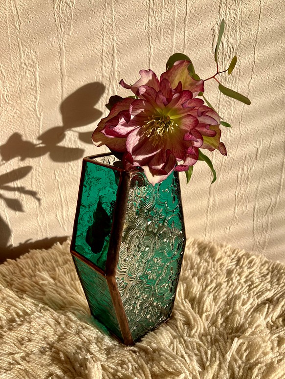 ステンドグラスの花瓶(エメラルドグリーン)【受注制作】 1枚目の画像