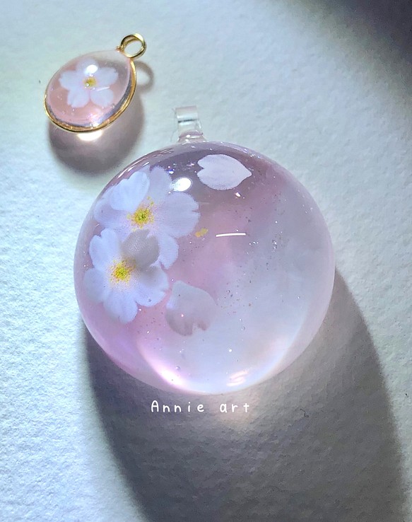 豪華で新しい No.412 桜と猫 球体 ネックレス キーホルダー レジン 