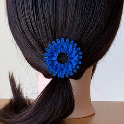 つまみ細工髪飾り丸つまみリース ブルー＆ターコイズブルー シルク フレームピン 1枚目の画像