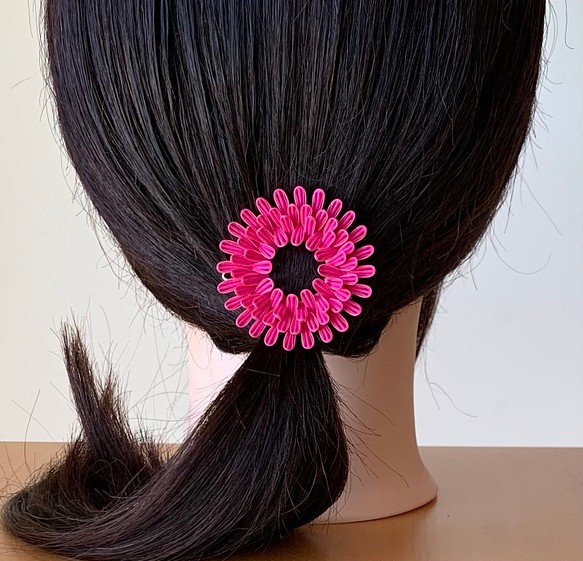つまみ細工髪飾り丸つまみリース ビビットピンク＆ピンク シルク フレームピン 1枚目の画像