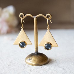 罕見的複古海軍藍色玻璃凸圓形耳環、金色黃銅三角耳環、深藍色耳環 第1張的照片