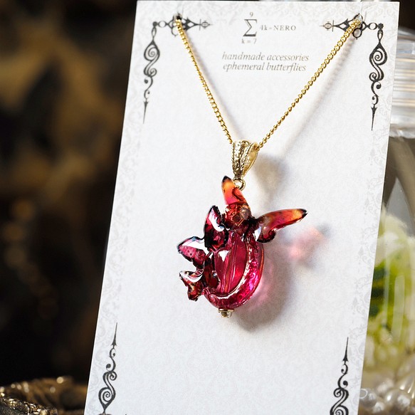 首飾り レトロな飴　グラビティローズ 赤蝶々を添えて〈ネックレス/チョーカー〉 1枚目の画像