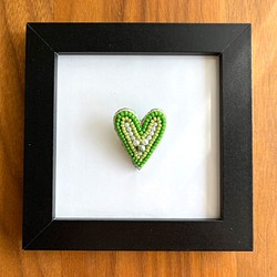 ♡ハート♡のビーズ刺繍ブローチ(グリーン) ブローチ achiacane