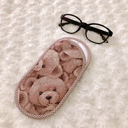 １４８４．可愛い　テディベアだらけのメガネケース　くすみピンク　マイクロファイバー使用スリムタイプ　再販２ 1枚目の画像