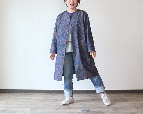 着物リメイク　青の菊模様大島紬ノーカラーコート