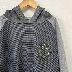 ボタニカルフラワーリース刺繍　チドリ×デニム風ニットパーカー 1枚目の画像