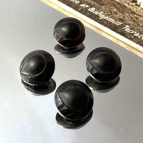 【送料無料】4個 1930年代 チェコ製 アンティーク ヴィンテージ 黒ガラスボタン 素材 [EY8500G] 1枚目の画像