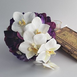 純白の胡蝶蘭とシックな紫のボールブーケ　結婚式　和装　ドレス　上品　おしゃれ　ホワイト✕パープル　〈2302010S〉 1枚目の画像