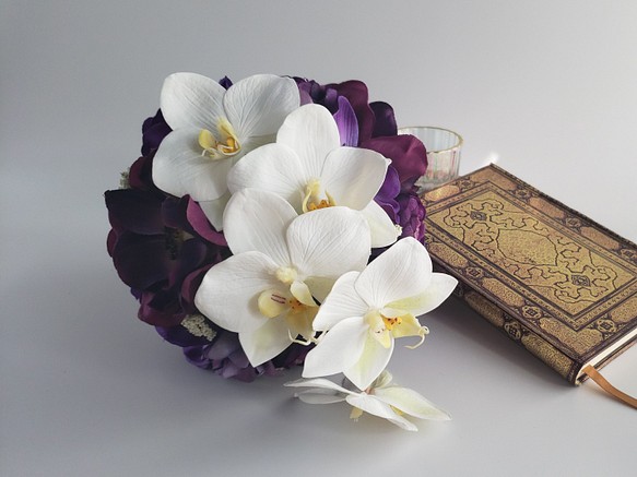 純白の胡蝶蘭とシックな紫のボールブーケ　結婚式　和装　ドレス　上品　おしゃれ　ホワイト✕パープル　〈2302010S〉 1枚目の画像