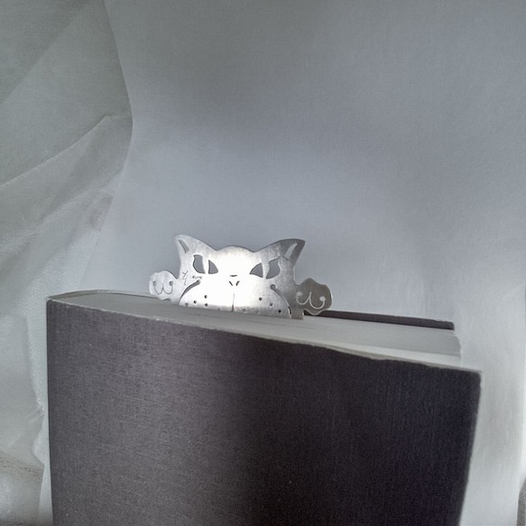 クリアケースに挟んでオリジナルスマホに！　silver製ブックマーカー「猫」 1枚目の画像