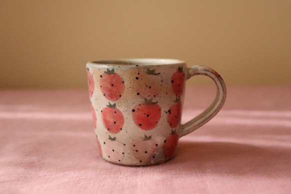 粉引き赤とピンクのイチゴの少し小さめカップ 1枚目の画像