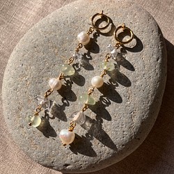 Prehnite x Freshwater Pearl Dangle Earrings – プレナイトx淡水パール – 1枚目の画像