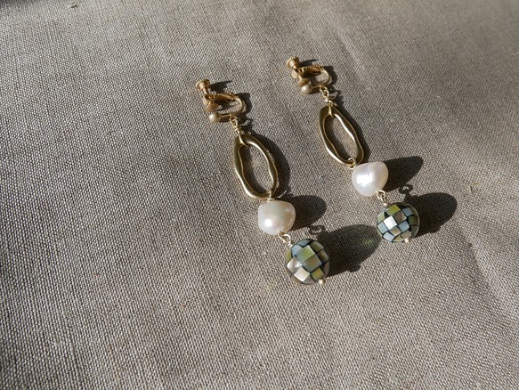 【1点のみ】Mosaic Shell Ball x Freshwater Pearl Earrings 1枚目の画像