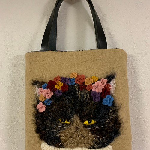 2匹の猫さんとお花のブーケ刺繍 羊毛フェルト生地のバッグ-