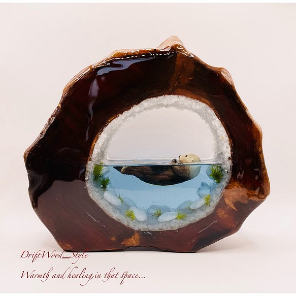 一つ限りの流木アート 海に浮かぶラッコ ジオラマ 流木 フィギュア 置物 インテリア レジン テラリウム 生き物 N9 1枚目の画像