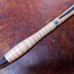 ストラディバリウスのバイオリンの木　シカモア縮杢のジュースアップ、フリクション太軸リフィルのボールペン　手作り一品物！　 1枚目の画像