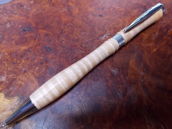 ストラディバリウスのバイオリンの木　シカモア縮杢のジュースアップ、フリクション太軸リフィルのボールペン　手作り一品物！　 1枚目の画像