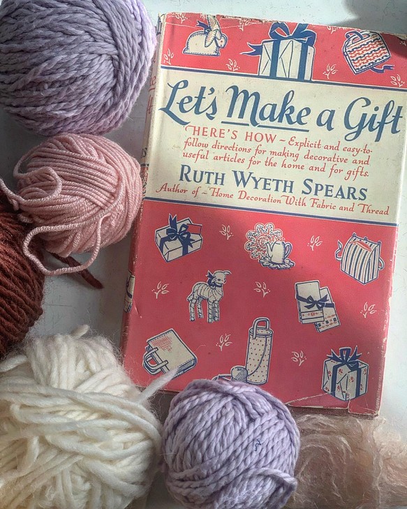 First Edition 40s 洋書【Let’s Make a Gift by Ruth Wyeth Spears】 1枚目の画像