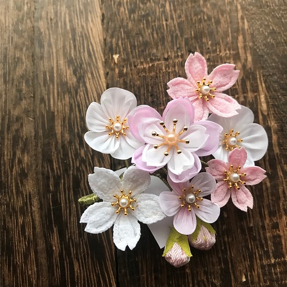 つまみ細工　春待ち桜のコサージュ5 1枚目の画像