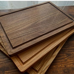 3種類の材種から選べる まな板。 木製 撥水 日本製 ウォールナット オーク カッティングボード 木 一枚板 丸 パン 1枚目の画像