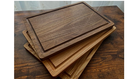 3種類の材種から選べる まな板。 木製 撥水 日本製 ウォールナット オーク カッティングボード 木 一枚板 丸 パン 1枚目の画像