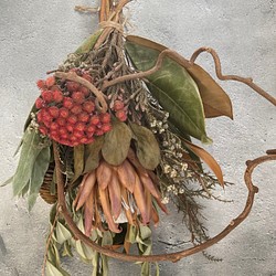月桃やナンキンハゼを添えた 秋の実り多き 小ぶりな スワッグ ドライフラワー - 日用品/インテリア