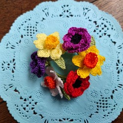 春の花壇　アネモネ、水仙のリースブローチ（刺繍糸） 1枚目の画像