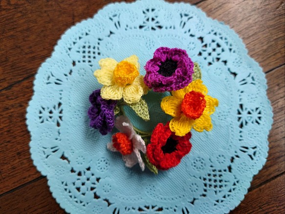 春の花壇　アネモネ、水仙のリースブローチ（刺繍糸） 1枚目の画像
