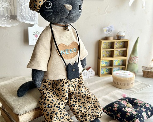 ヒョウ柄パンツの黒ねこちゃん❗️】靴下ぬいぐるみ ぬいぐるみ art