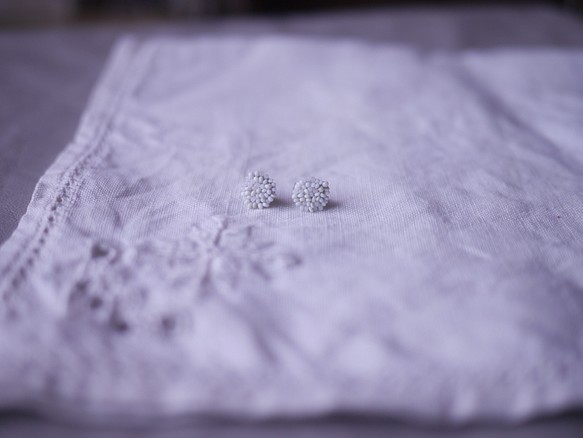 【ビーズ刺繍】アンティークホワイトの小さなつぶつぶピアス 1枚目の画像