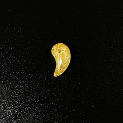 現品一点物 ゴールド タイチンルチル 勾玉 Ｍｒ４９ 極太金針水晶 お守り 不思議な力 天然石 ストーン 人気 1枚目の画像