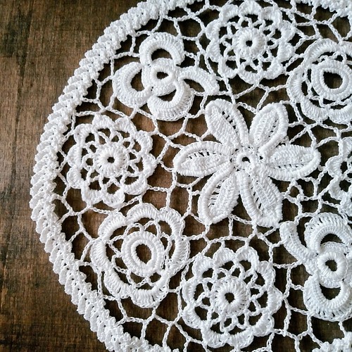 アイリッシュクロッシェレース編みの円形ドイリー irish crochet doily