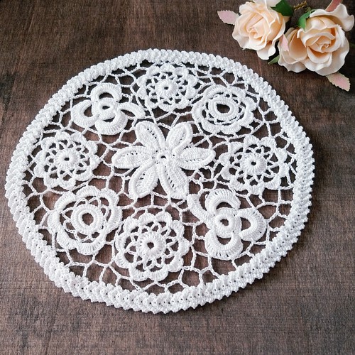 アイリッシュクロッシェレース編みの円形ドイリー irish crochet doily