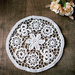 アイリッシュクロッシェレース編みの円形ドイリー irish crochet doily