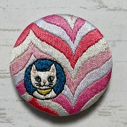 手刺繍オリジナルブローチ＊丸窓の猫 1枚目の画像