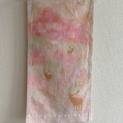 送料無料　" 吉野山の桜と鹿 " 泥染めコットンリネンの小さめミニタペストリー 型摺り染　花見　ピンク　 1枚目の画像