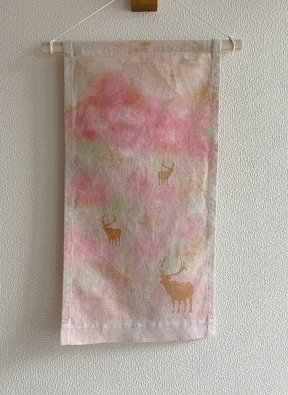 送料無料　" 吉野山の桜と鹿 " 泥染めコットンリネンの小さめミニタペストリー 型摺り染　花見　ピンク　 1枚目の画像