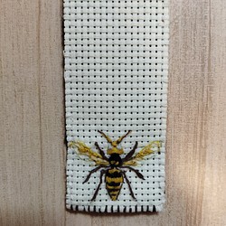 キイロスズメバチの刺繍栞 1枚目の画像