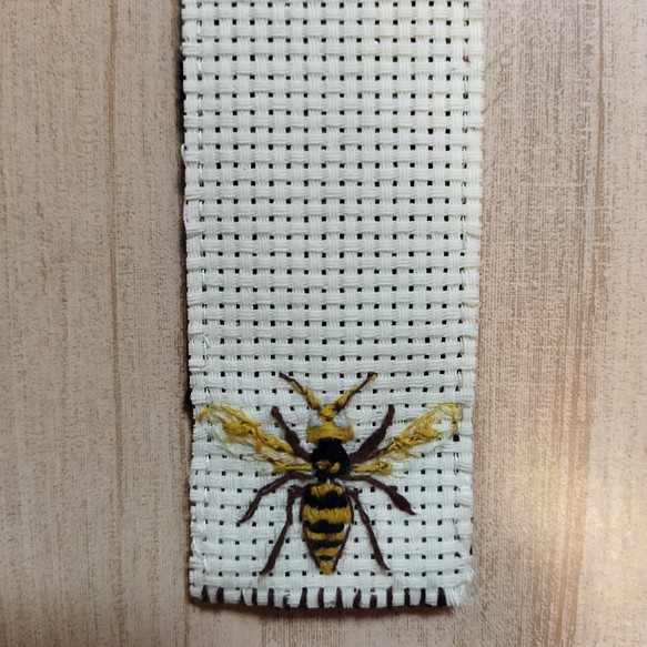 キイロスズメバチの刺繍栞 1枚目の画像