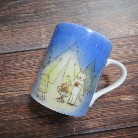 猫ちゃんの楽しいキャンプ　手描きのマグカップ 1枚目の画像