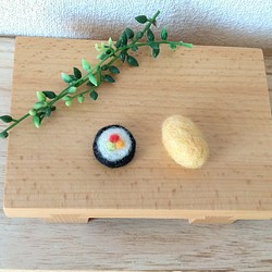 いなりと巻き寿司の小さなマグネット　羊毛フェルト　2個セット 1枚目の画像