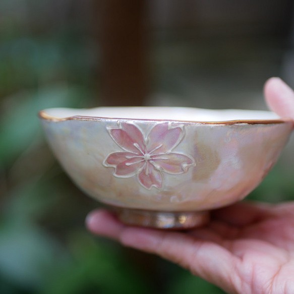 京焼・清水焼 ご飯茶碗　イッチン、ラスター装飾　桜　サイズ：中 1枚目の画像