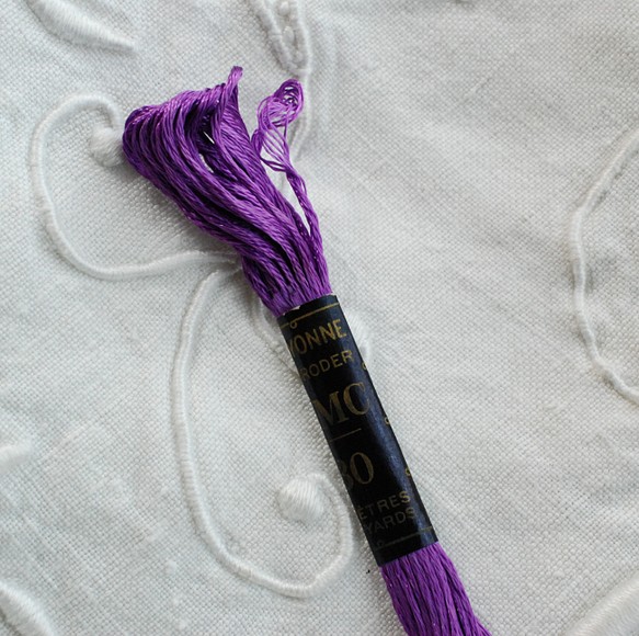 アンティーク DMC 刺繍糸 人絹 紫 1枚目の画像